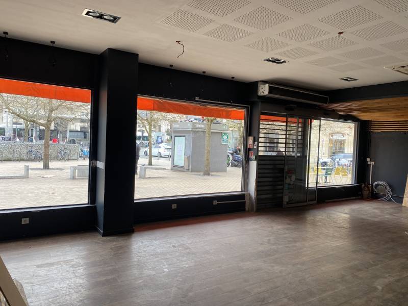 Installation et remplacement de vitre pour commerce dans bordeaux et toute la gironde